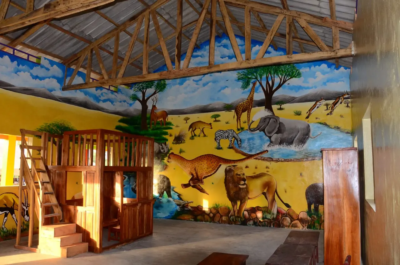Bunt mit Tiermotiven bemalter Innenraum der Vorschule in Koukoulounda, Benin
