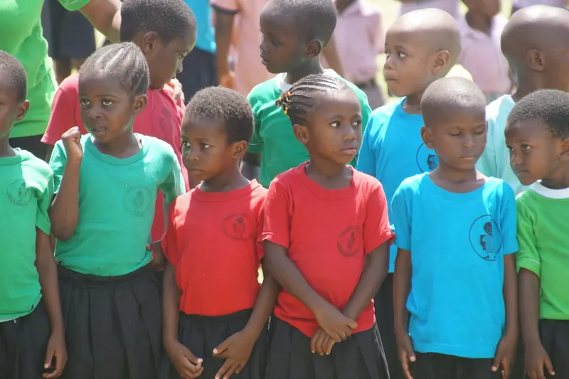 Gruppe von Kindern in bunten T-Shirts