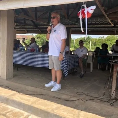 Joachim Schuster hält eine Rede unter einem Zeltdach